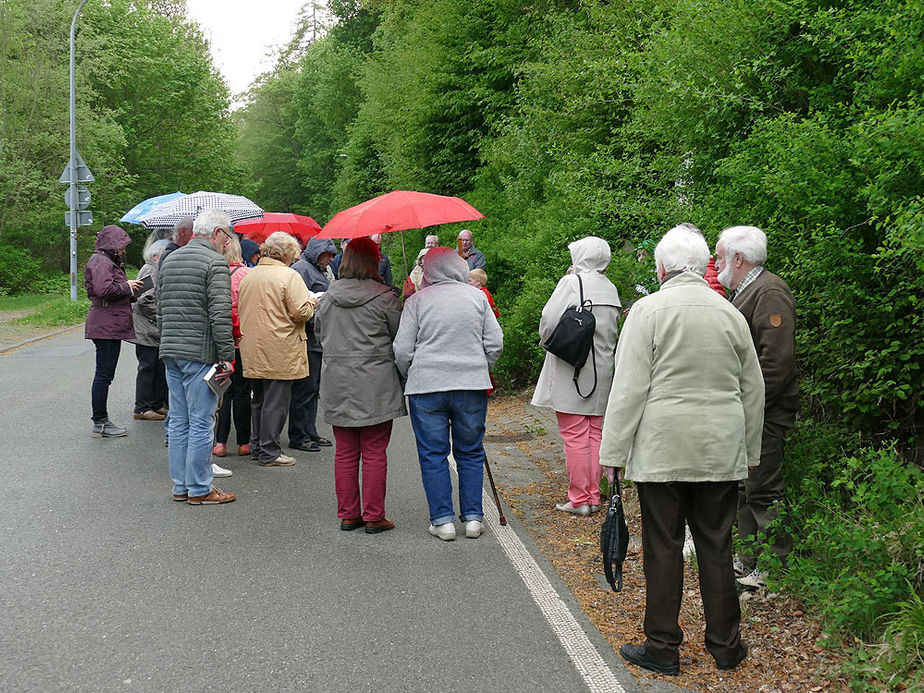 Markusprozession zum Kreuz an der Netzer Straße (Foto: Karl-Franz Thiede)